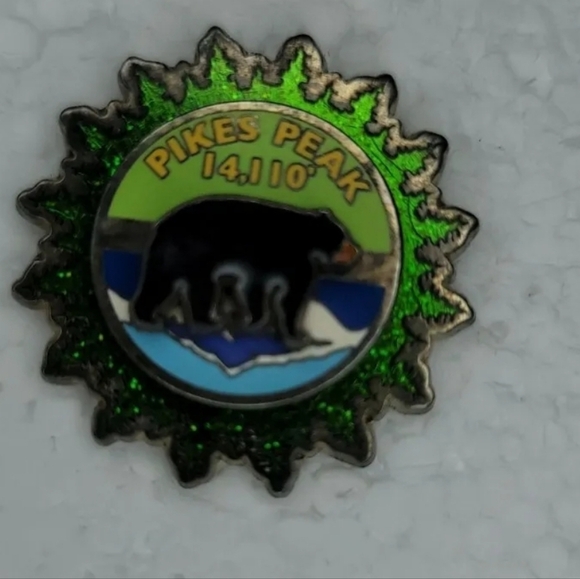 PIKES‎ PEAK SPINNER BLACK BEAR TRAVEL PIN - Picture 4 of 5